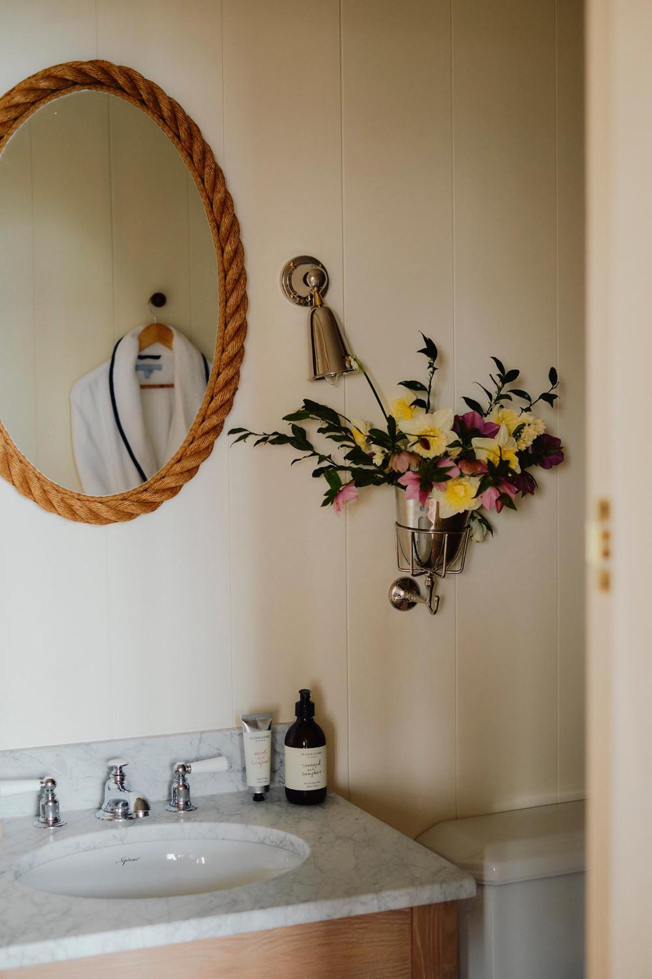1-Bed Luxury Seafront Cabin In Heart Of Newlyn, Mousehole Exteriör bild