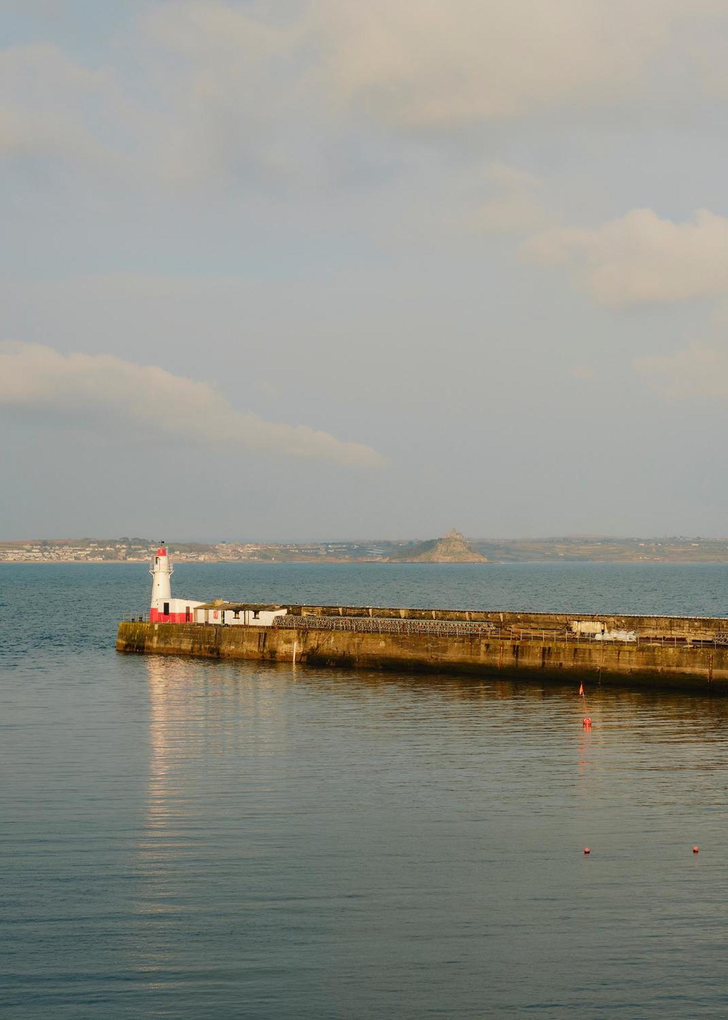 1-Bed Luxury Seafront Cabin In Heart Of Newlyn, Mousehole Exteriör bild